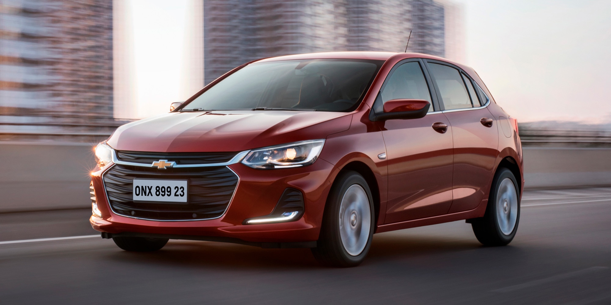 Vehículo Chevrolet en autopista