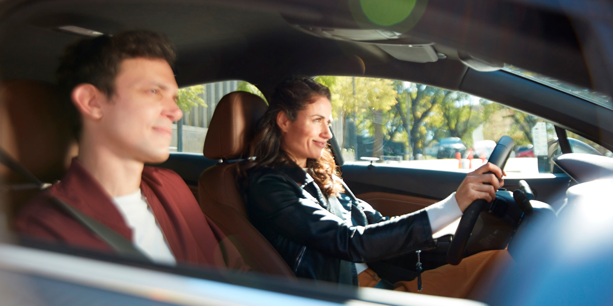 Dos personas en un vehículo Chevrolet