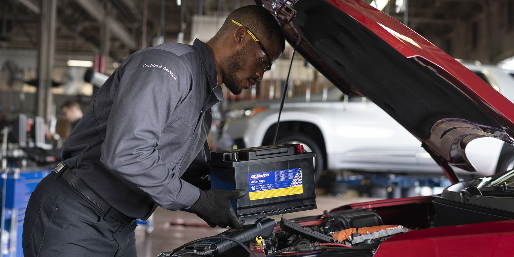 Mecánico revisando un vehículo en un taller Chevrolet