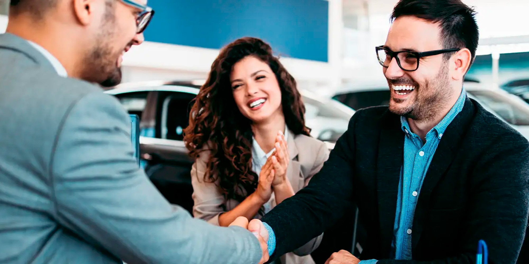 Persona dando soporte a cliente Chevyplan