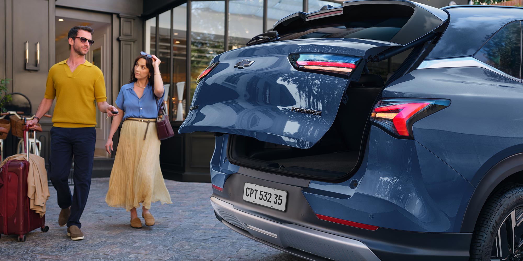 Maletero de la Chevrolet Captiva Híbrida color azul alba