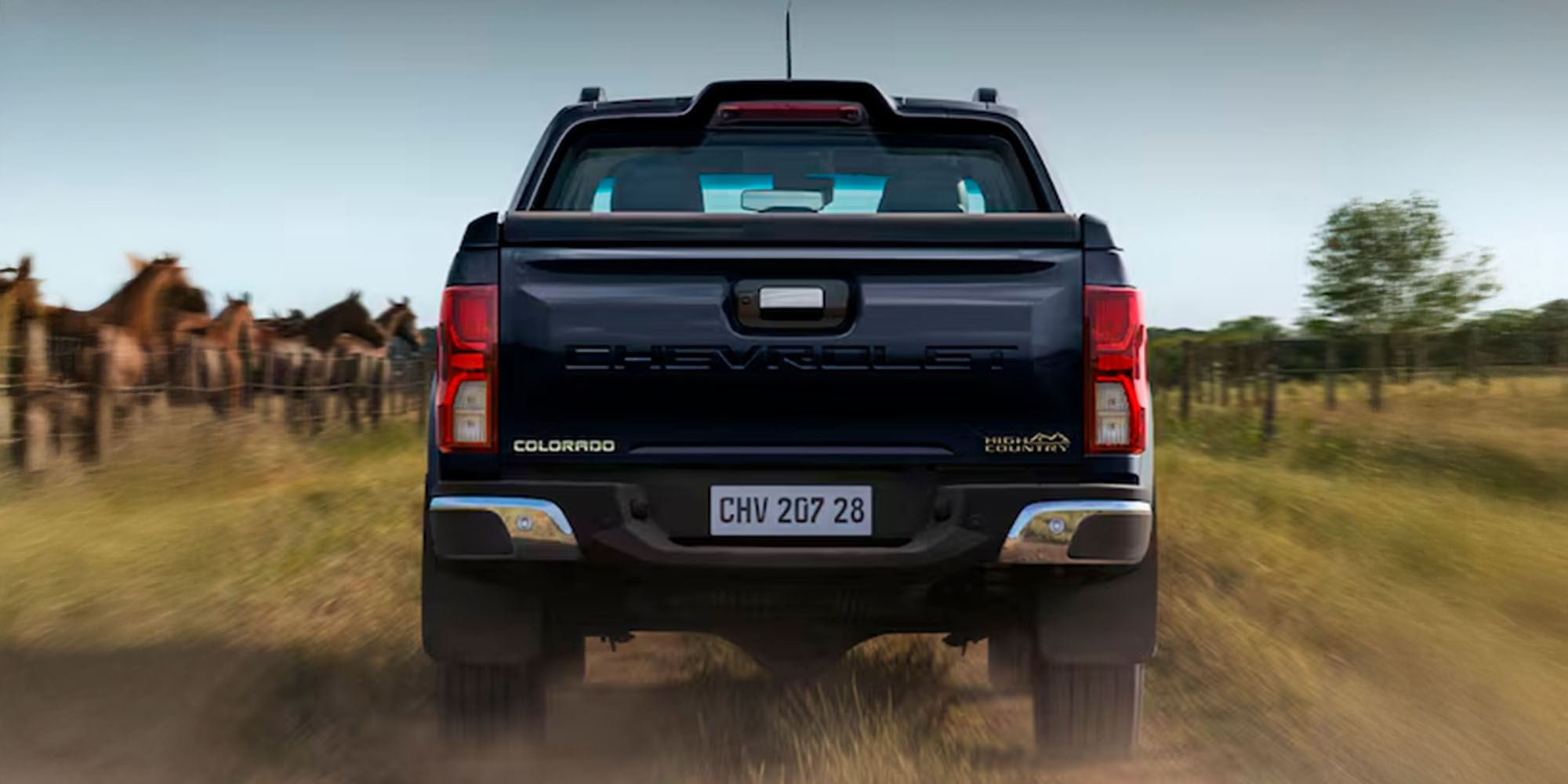 Vista trasera de la Chevrolet Colorado en camino rural