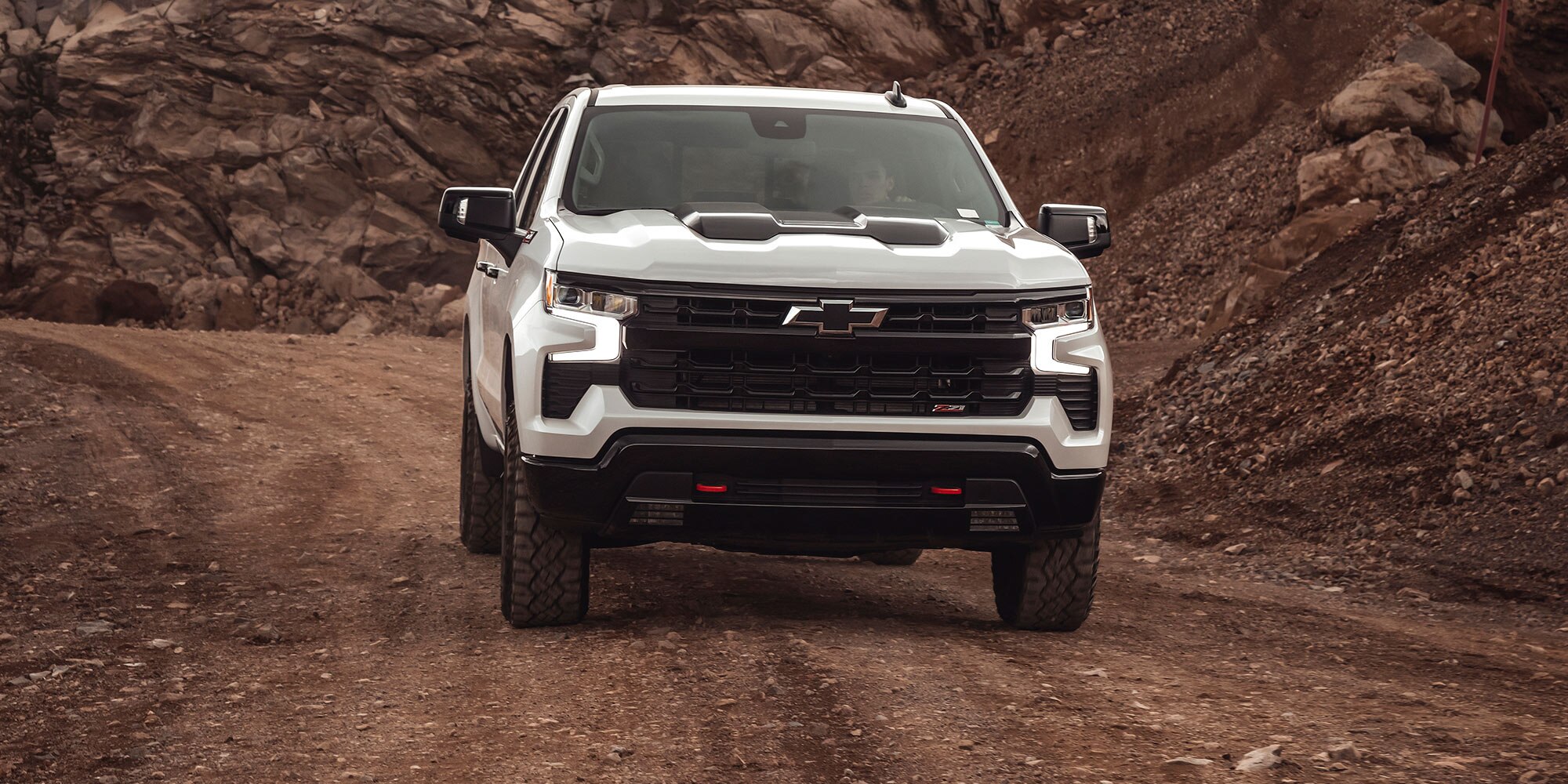 Chevrolet Silverado 2026 en terreno montañoso, vista frontal